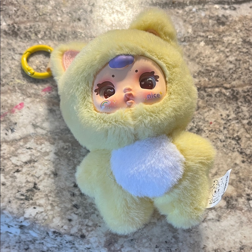 Vinyl plush keychain, cute cat card included. Out of box